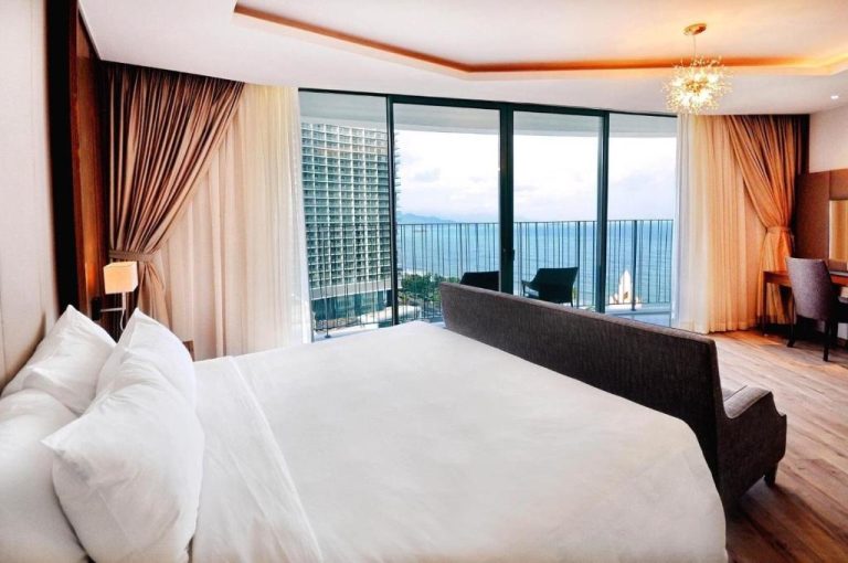 Habitación de lujo con cama doble y balcón con vistas al mar en Panorama Nha Trang Condotel