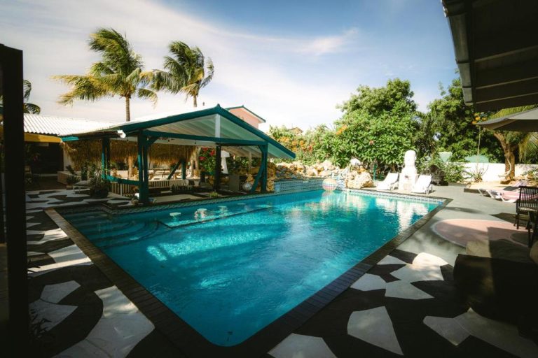 Piscina exterior con aguas cristalinas y gazebo tropical en Thuishaven Boutique Mini-Resort