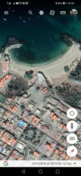 Vista aérea del Hotel Viajante con acceso directo a la playa y el centro urbano de Tarrafal