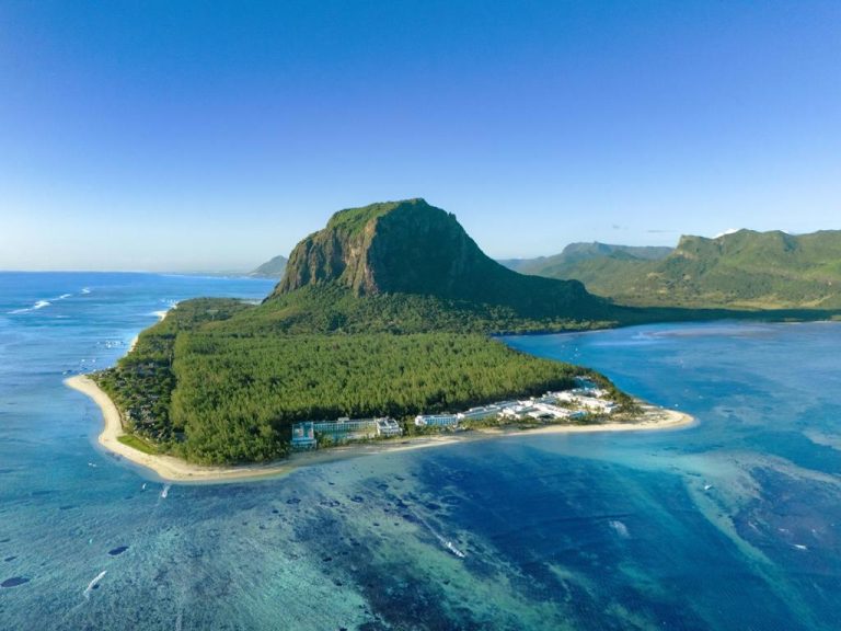 Vista aérea del Riu Palace Mauritius rodeado de aguas turquesas y la montaña Le Morne Brabant