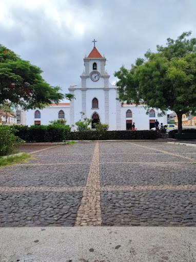 Plaza empedrada con iglesia colonial blanca cerca del Hotel Viajante, entorno histórico y cultural