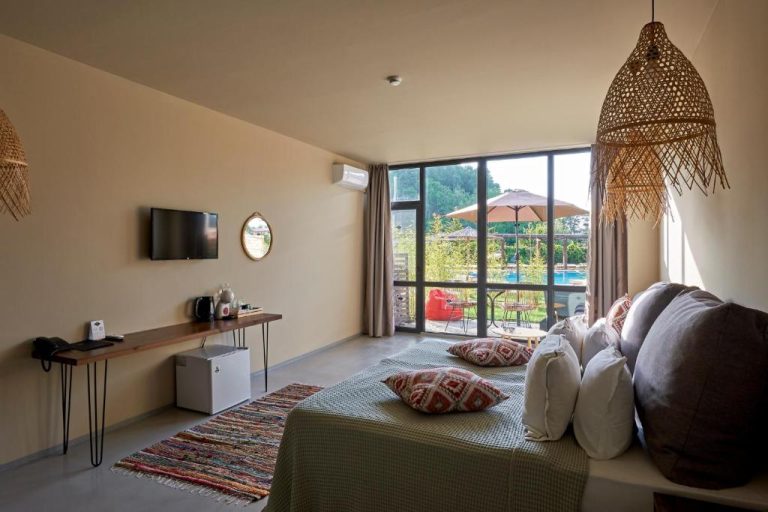 Habitación doble con terraza y vistas a la piscina exterior en Sunny Beach Club Adults Only