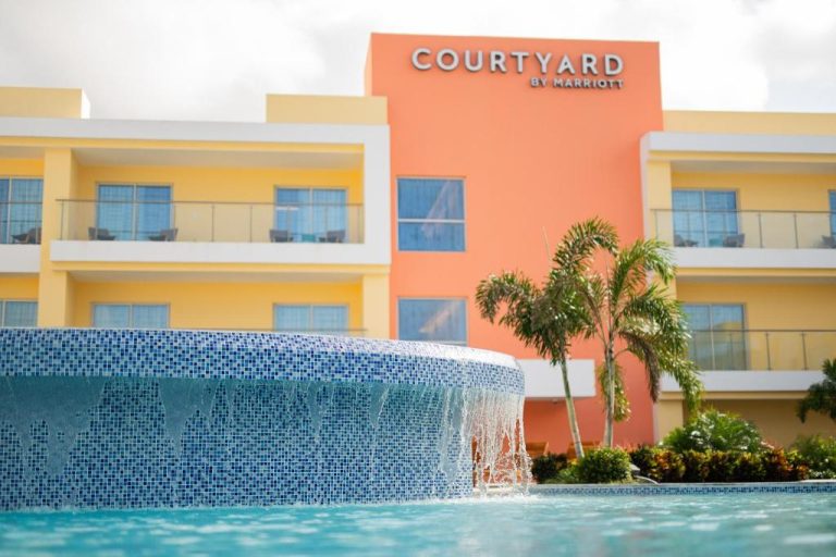 Piscina con fuente decorativa de mosaico azul en el Courtyard by Marriott Curacao