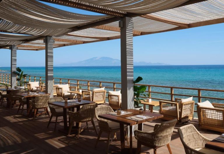 Terraza restaurante con vistas al mar turquesa del Lesante Blu Adults Only Leading Hotels of the World