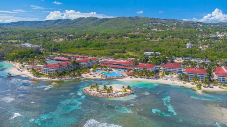Vista aérea del resort Catalonia Montego Bay All Inclusive con playa de aguas turquesas y piscina exterior