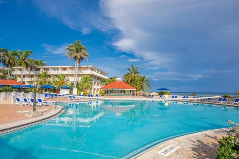 Piscina exterior con red de voleibol y tumbonas del Catalonia Montego Bay All Inclusive en Jamaica