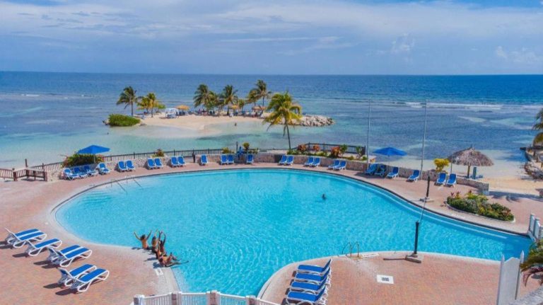 Piscina exterior del Catalonia Montego Bay All Inclusive con isla privada y playa de arena al fondo