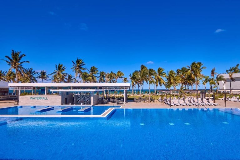 Piscina exterior con bar Waterfall y tumbonas frente al mar en Riu Palace Mauritius All Inclusive