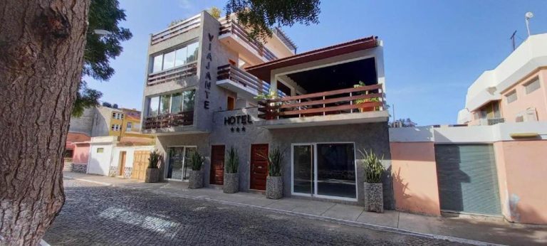 Fachada exterior del Hotel Viajante de tres estrellas con balcones y entrada principal