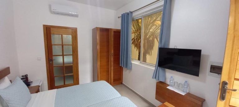 Habitación doble del Hotel Viajante con TV de pantalla plana, aire acondicionado y armario de madera