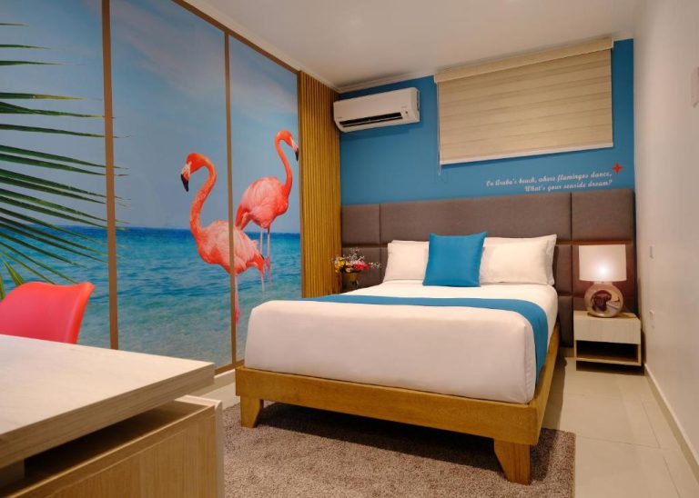 Habitación doble temática con mural de flamencos en la playa en el Victoria City Hotel