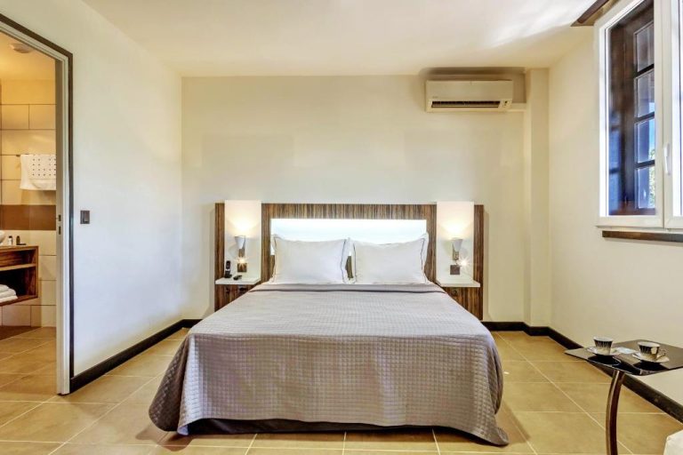 Habitación doble con cama matrimonial, aire acondicionado y baño privado en Residence Fort Savane