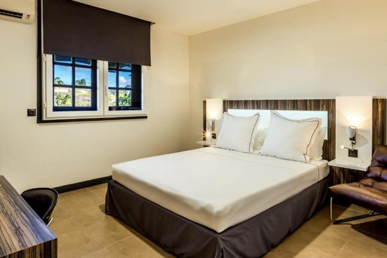 Habitación doble con cama king size y vistas al jardín en Residence Fort Savane