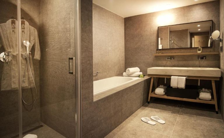 Baño de lujo con bañera empotrada y ducha independiente en el Hotel Excelsior