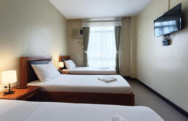 Habitación triple con tres camas, TV y aire acondicionado en Fuente Oro Business Suites Cebu