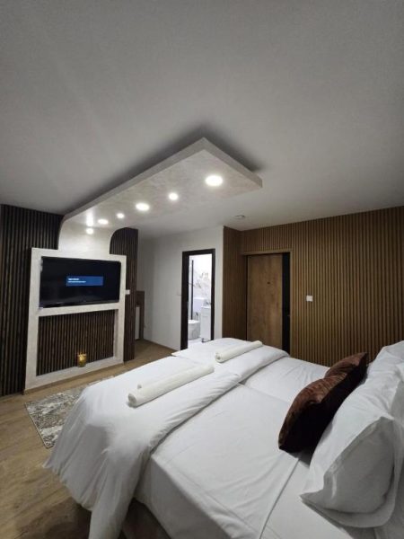 Habitación doble de lujo con cama king size y TV en el Hotel Mažijanik