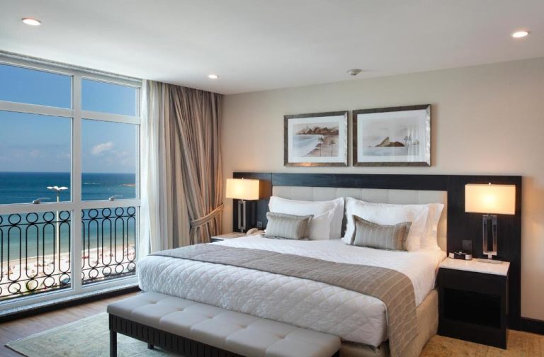 Habitación de lujo con cama king y vista panorámica al mar en Miramar By Windsor Copacabana
