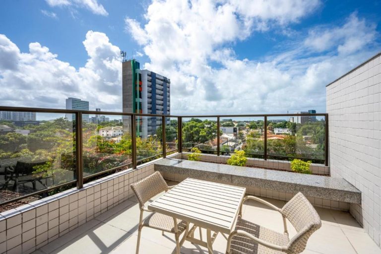 Terraza con mesa y sillas del Villa Park Hotel Recife con vistas panorámicas a la ciudad
