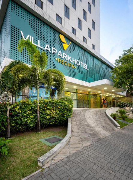 Fachada y entrada principal del Villa Park Hotel Recife con jardines tropicales y palmeras