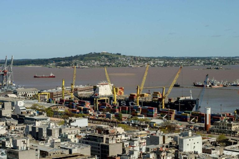 Vista panorámica del puerto de Montevideo y la ciudad desde el Radisson Montevideo Victoria Plaza Hotel