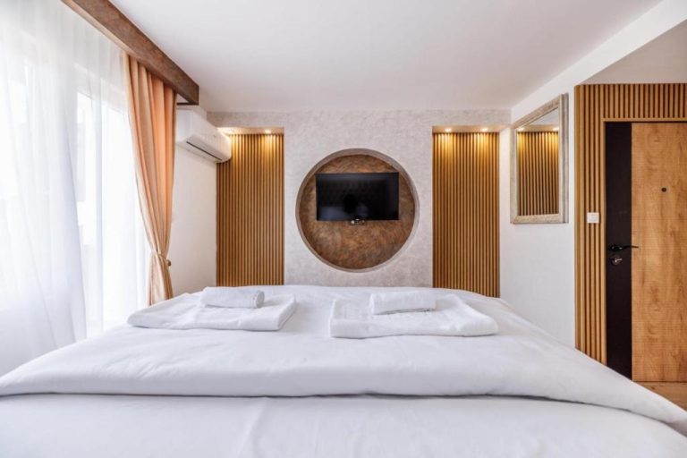 Habitación doble moderna con cama king size y TV empotrada en Hotel Mažijanik