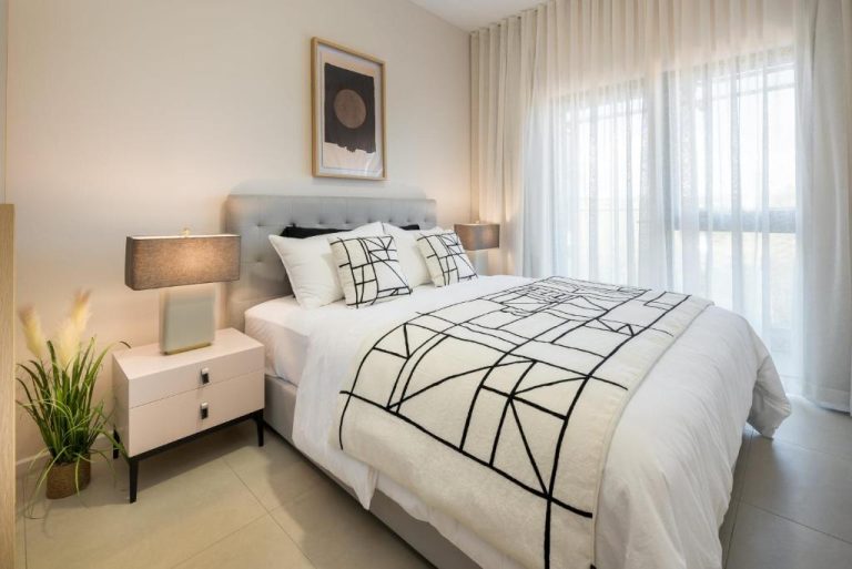 Habitación doble con cama king size y decoración moderna en blanco y negro en Minissy Suites