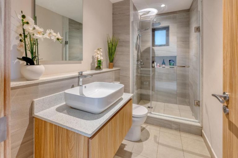 Baño moderno con ducha de cristal y lavabo sobre encimera en Minissy Suites