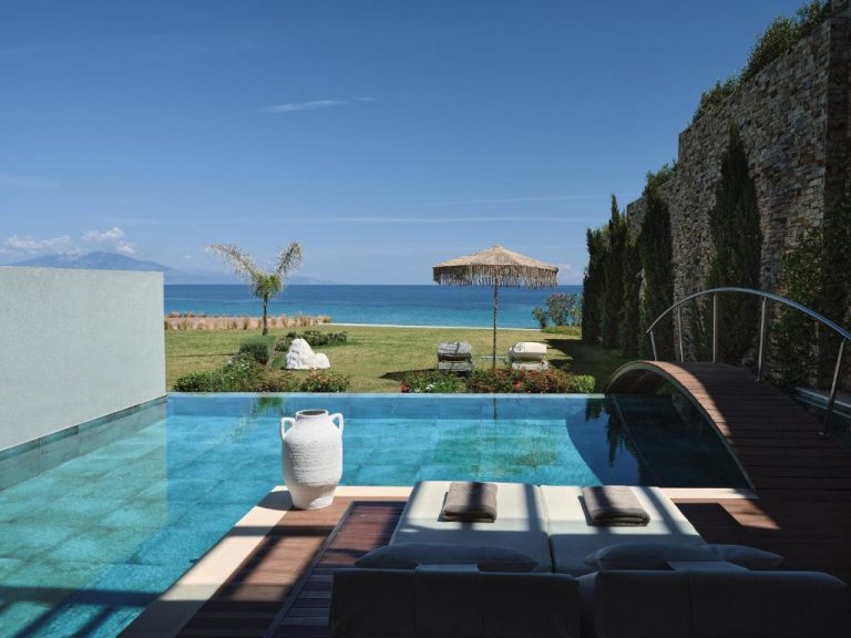 Piscina infinita con vistas al mar Jónico y jardín en Lesante Blu Leading Hotels of the World