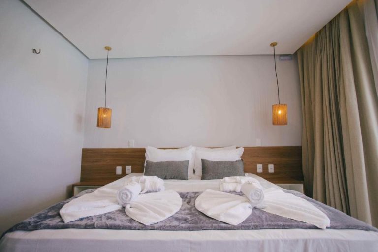 Habitación doble de lujo con cama king y toallas decoradas en Oiti Beach Resort Tutoia