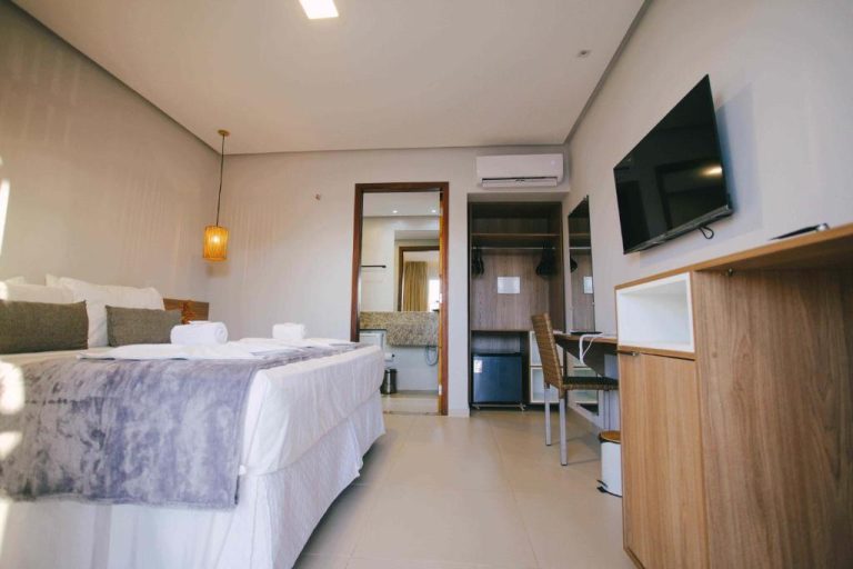 Habitación doble moderna con cama king, TV de pantalla plana y escritorio en Oiti Beach Resort Tutoia