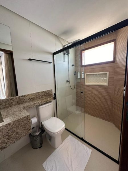Baño moderno con ducha de cristal y encimera de granito en Oiti Beach Resort Tutoia
