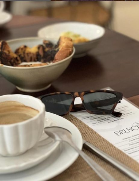 Brunch en Maison Victoire Pointe-à-Pitre con café, croissants y menú del restaurante boutique
