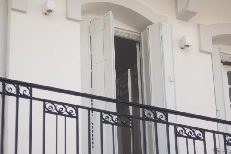 Balcón con barandilla de hierro forjado y puerta francesa del boutique hotel Maison Victoire en Pointe-à-Pitre