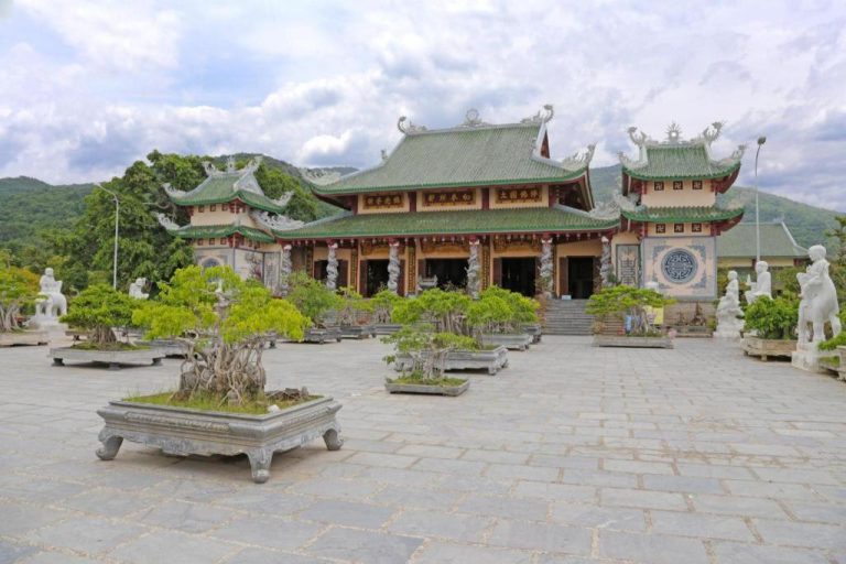 Templo budista vietnamita con jardín de bonsáis en los alrededores del Xuan Hung Hotel