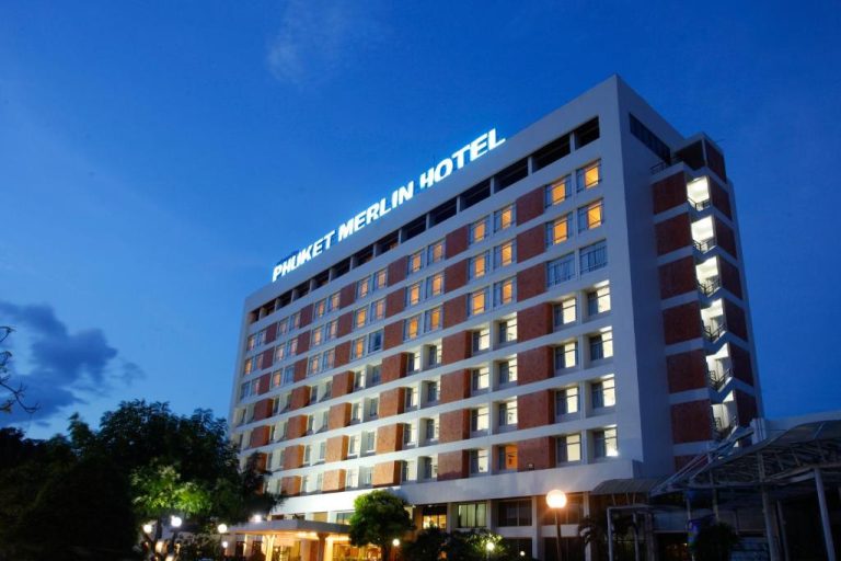 Fachada exterior iluminada del Phuket Merlin Hotel en Tailandia durante la noche