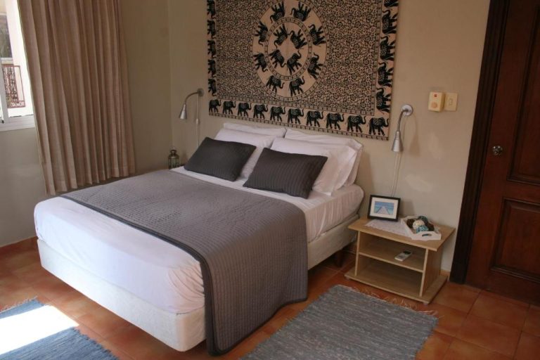 Habitación doble con cama matrimonial y tapiz de elefantes en el hotel Bavaro Green