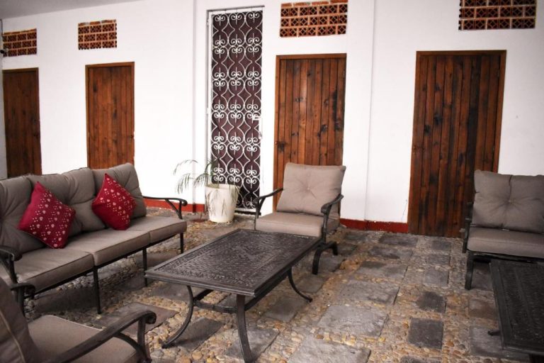 Área social exterior con sofás y mesa de centro en la terraza del Zihil Ha Hotel
