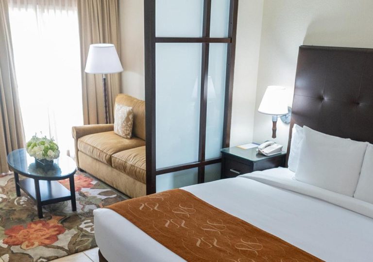 Suite con cama doble y zona de estar separada en Comfort Suites Paradise Island Bahamas