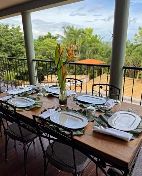 Terraza comedor al aire libre con mesa elegante y vistas a la selva en LF Jungle Retreat
