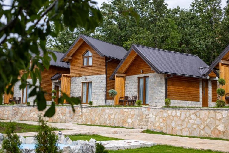 Cabañas de madera y piedra con jardín en Etno Selo Tačevine, alojamiento rural rodeado de bosque