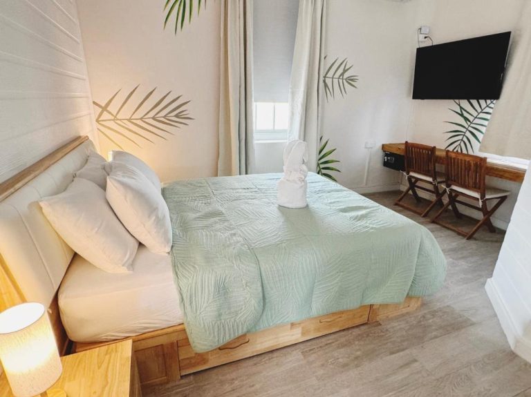 Habitación doble con decoración tropical y cama queen en Eden On the Sea Hotel