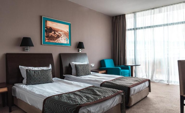 Habitación twin con dos camas y vistas al exterior en Astera Hotel & Spa con playa privada