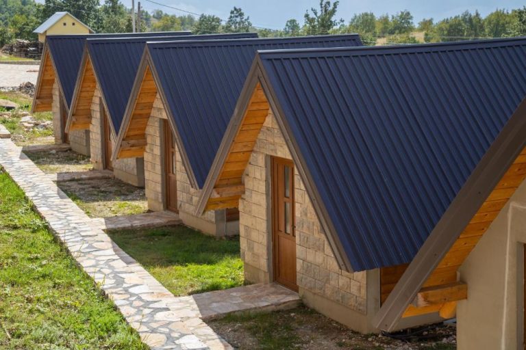Cabañas rurales de piedra con tejado azul en Etno Selo Tačevine, alojamiento tradicional montenegrino