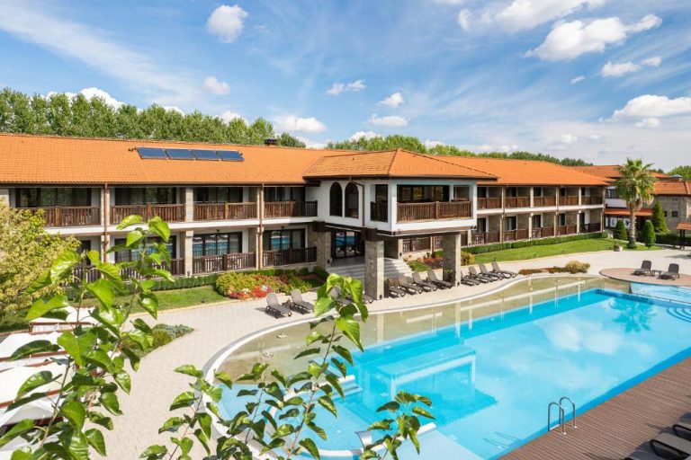 Piscina exterior con tumbonas y jardines del Boutique Complex Trakiets en Bulgaria