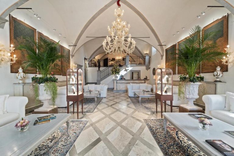 Lujoso salón principal con bóvedas góticas y araña de cristal en Monastero di Cortona Hotel & Spa