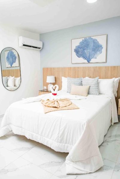 Habitación doble con cama king size y decoración marina en Habana Hotel Y Restaurante