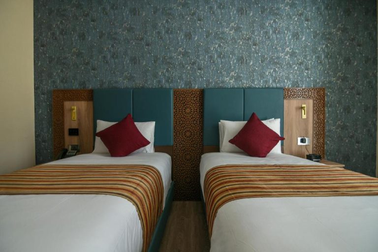 Habitación twin con dos camas y decoración arabesca en Golden Tulip Zanzibar Airport Hotel & Spa