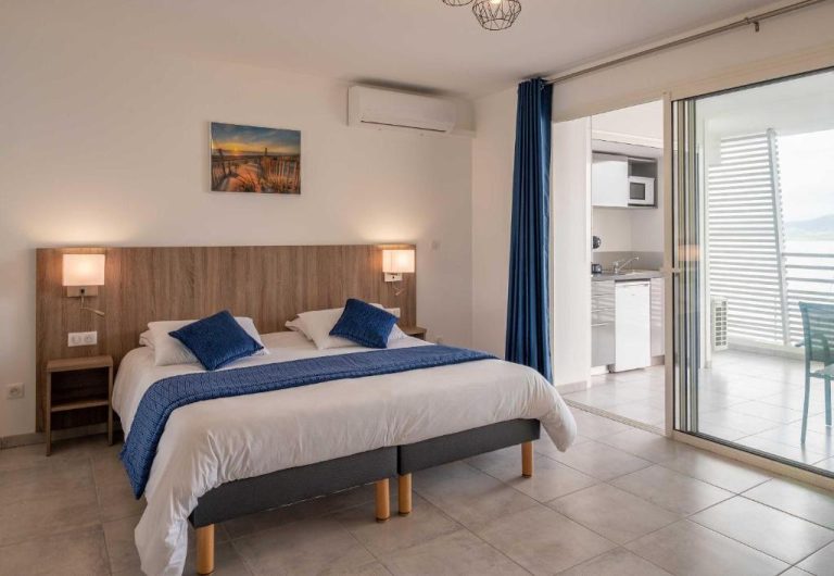 Habitación doble con cama king, climatización y acceso a cocina y terraza en B&B HOME Fort-de-France Marina
