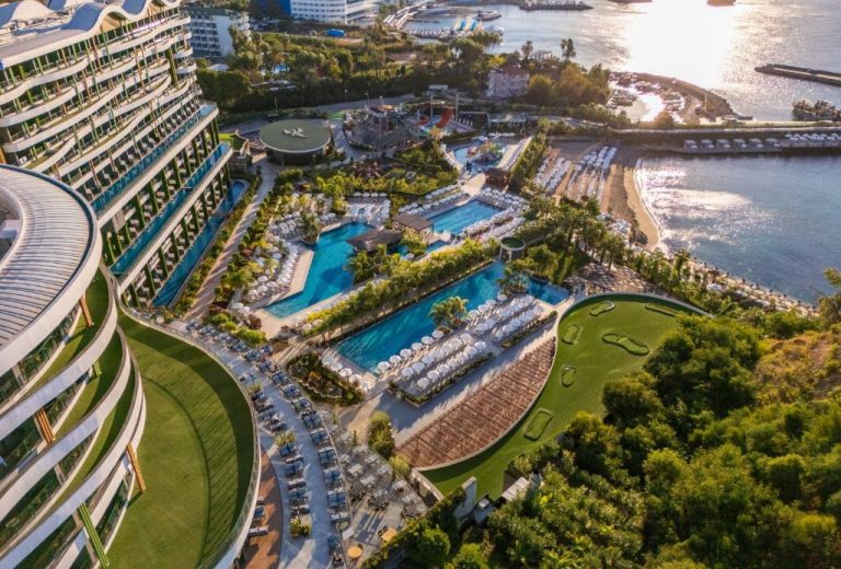 Vista aérea de las piscinas exteriores y zona de playa del Mylome Luxury Hotel & Resort en Turquía