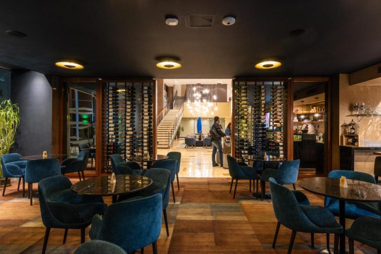 Bar y bodega con extensa cava de vinos del Hotel Estelar Milla de Oro con elegante decoración